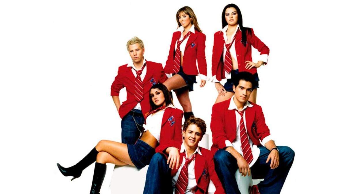 Banner para o texto "Marketing de Nostalgia: O que o RBD nos ensina sobre isso?" Mostra o grupo de música RBD composto por 6 pessoas, três estão sentadas e 3 estão de pé